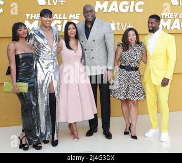 Westwood, Stati Uniti. 14th Apr 2022. WESTWOOD, LOS ANGELES, CALIFORNIA, USA - 14 APRILE: ELISA Johnson, EJ Johnson, cookie Johnson, Magic Johnson, Lisa Johnson e Andre Johnson arrivano al Los Angeles Premiere di Apple 'They Call Me Magic' tenuto al Regency Village Theatre il 14 aprile 2022 a Westwood, Los Angeles, California, Stati Uniti. (Foto di David Acosta/Image Press Agency) Credit: Image Press Agency/Alamy Live News Foto Stock