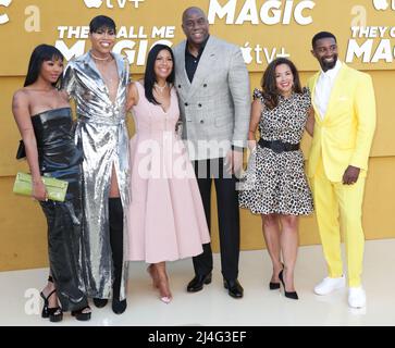 Westwood, Stati Uniti. 14th Apr 2022. WESTWOOD, LOS ANGELES, CALIFORNIA, USA - 14 APRILE: ELISA Johnson, EJ Johnson, cookie Johnson, Magic Johnson, Lisa Johnson e Andre Johnson arrivano al Los Angeles Premiere di Apple 'They Call Me Magic' tenuto al Regency Village Theatre il 14 aprile 2022 a Westwood, Los Angeles, California, Stati Uniti. (Foto di David Acosta/Image Press Agency) Credit: Image Press Agency/Alamy Live News Foto Stock