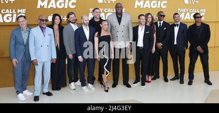 Westwood, Stati Uniti. 14th Apr 2022. WESTWOOD, LOS ANGELES, CALIFORNIA, USA - APRILE 14: David Arquette, Andre Cleveland, Kathryn Everett, Chris Leggett, Rafael Mormer, Bryn Mooser, Christina Francis, Magic Johnson, Brian Toll, Christina McLarty Arquette, Jordan Fudge, John Terzian e Jeremy Allen arrivano al Los Angeles Premiere di Apple 'They Call Me Magic' tenuto al Regency Village Theatre il 14 aprile 2022 a Westwood, Los Angeles, California, Stati Uniti. (Foto di David Acosta/Image Press Agency) Credit: Image Press Agency/Alamy Live News Foto Stock