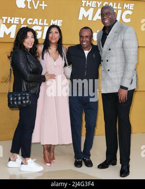 Westwood, Stati Uniti. 14th Apr 2022. WESTWOOD, LOS ANGELES, CALIFORNIA, USA - 14 APRILE: Bernadette Robi, cookie Johnson, Sugar Ray Leonard e Magic Johnson arrivano al Los Angeles Premiere di Apple 'They Call Me Magic' tenuto al Regency Village Theatre il 14 aprile 2022 a Westwood, Los Angeles, California, Stati Uniti. (Foto di David Acosta/Image Press Agency) Credit: Image Press Agency/Alamy Live News Foto Stock