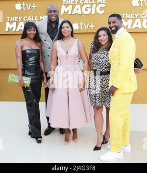 Westwood, Stati Uniti. 14th Apr 2022. WESTWOOD, LOS ANGELES, CALIFORNIA, USA - APRILE 14: ELISA Johnson, Magic Johnson, cookie Johnson, Lisa Johnson e Andre Johnson arrivano al Los Angeles Premiere di Apple 'They Call Me Magic' tenuto al Regency Village Theatre il 14 Aprile 2022 a Westwood, Los Angeles, California, Stati Uniti. (Foto di David Acosta/Image Press Agency) Credit: Image Press Agency/Alamy Live News Foto Stock