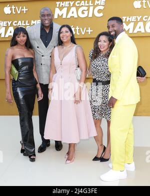 Westwood, Stati Uniti. 14th Apr 2022. WESTWOOD, LOS ANGELES, CALIFORNIA, USA - APRILE 14: ELISA Johnson, Magic Johnson, cookie Johnson, Lisa Johnson e Andre Johnson arrivano al Los Angeles Premiere di Apple 'They Call Me Magic' tenuto al Regency Village Theatre il 14 Aprile 2022 a Westwood, Los Angeles, California, Stati Uniti. (Foto di David Acosta/Image Press Agency) Credit: Image Press Agency/Alamy Live News Foto Stock