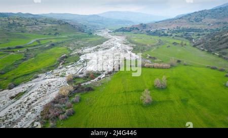 Valle del fiume Dhiarizos in primavera. Distretto di Paphos, Cipro paesaggio aereo Foto Stock