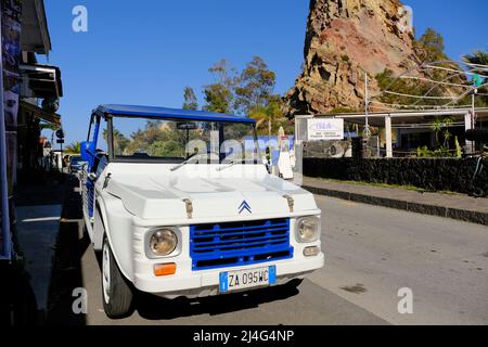 Vulcano, Sicilia, Italia, Aprile 9, Citroën Méhari macchina tipica di vacanze soleggiate sulla città di Vulcano sulle isole Eolie su 2022. Foto Stock