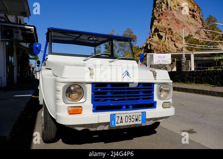 Vulcano, Sicilia, Italia, Aprile 9, Citroën Méhari macchina tipica di vacanze soleggiate sulla città di Vulcano sulle isole Eolie su 2022. Foto Stock