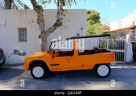 Vulcano, Sicilia, Italia, Aprile 9, Citroën Méhari macchina tipica di vacanze soleggiate sulla città di Vulcano sulle isole Eolie su 2022. Foto Stock