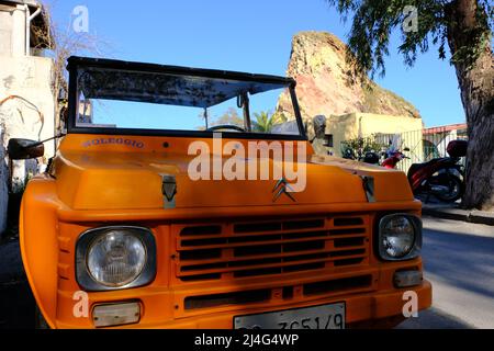 Vulcano, Sicilia, Italia, Aprile 9, Citroën Méhari macchina tipica di vacanze soleggiate sulla città di Vulcano sulle isole Eolie su 2022. Foto Stock