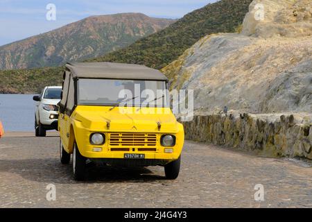 Vulcano, Sicilia, Italia, Aprile 9, Citroën Méhari macchina tipica di vacanze soleggiate sulla città di Vulcano sulle isole Eolie su 2022. Foto Stock