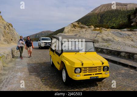 Vulcano, Sicilia, Italia, Aprile 9, Citroën Méhari macchina tipica di vacanze soleggiate sulla città di Vulcano sulle isole Eolie su 2022. Foto Stock