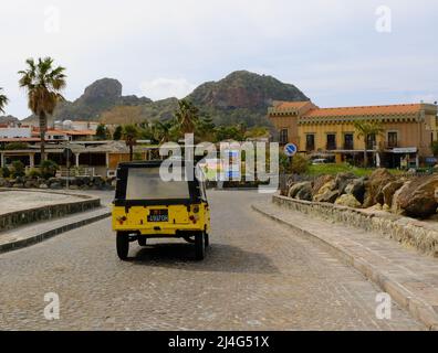 Vulcano, Sicilia, Italia, Aprile 9, Citroën Méhari macchina tipica di vacanze soleggiate sulla città di Vulcano sulle isole Eolie su 2022. Foto Stock