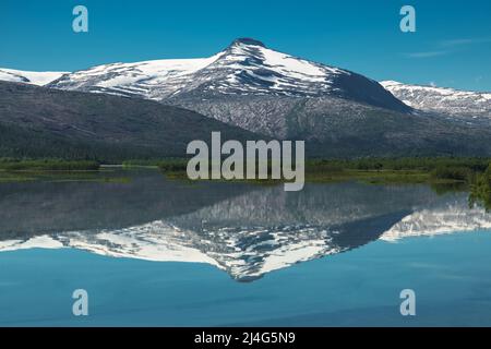 Riflessi del lago nel Norwegian Nordland County Saltfjellet–Svartisen National Park. Paesaggi scandinavi scenici. Foto Stock