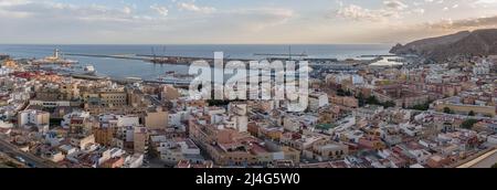 Alméria Spagna - 09 15 2021: Vista panoramica del centro di Almeria, con zona residenziale e zona portuale, porto commerciale con container e navi da crociera Foto Stock