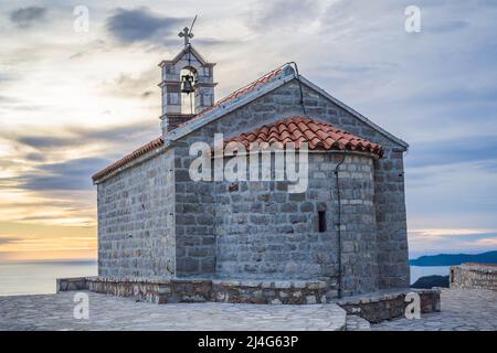 La Chiesa di San Sava in Montenegro, vicino all'isola di Sveti Stefan vicino Budwa. Ubicazione: chiesa di San Sava, Montenegro, Balcani, mare Adriatico, Europa Foto Stock