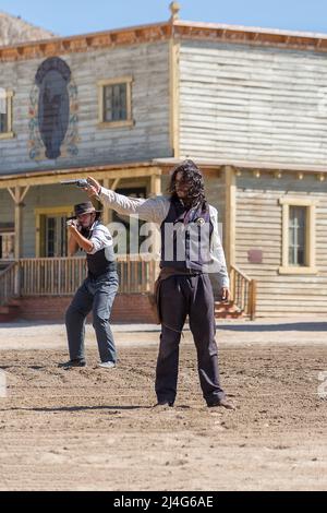 Alméria Spain - 09 15 2021: Live performance view of cowboy Scenes, with 2 cowboy shooting with pistole, on Oasys - Mini Hollywood, Spanish Western Tem Foto Stock