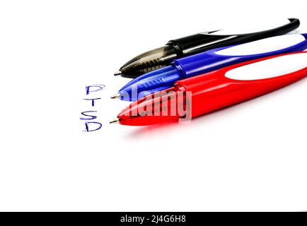 testo ptsd e tre penne su sfondo bianco, immagine di un Foto Stock