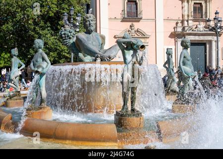 Spanien, Valencia, Plaza de la Virgen, Brunnen Font del Túria, dahinter die Basilika de la Marede Deu dels Desamparados Foto Stock