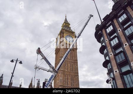 Londra, Regno Unito. 15th aprile 20220 una grande gru si erge accanto al Big ben, poiché il ponteggio viene quasi completamente rimosso dopo anni di lavori di ristrutturazione. Foto Stock