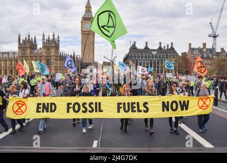 Londra, Regno Unito, 13th aprile 2022. Manifestanti su Westminster Bridge. Estinzione i manifestanti della ribellione hanno marciato attraverso il centro di Londra, chiedendo che il governo agisca sulla crisi ecologica e climatica. Foto Stock