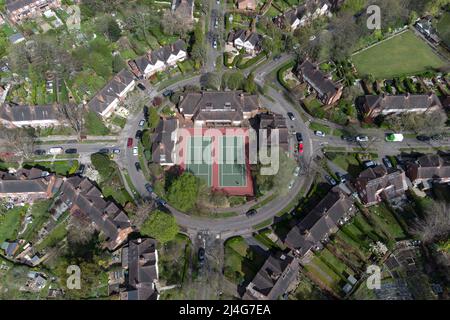 Harborne, Birmingham, Inghilterra, 15 aprile 2022. I tennisti del Moor Pool Tennis Club hanno apprezzato il caldo tempo solare delle festività natalizie mentre giocavano al campo che si trova al centro di una rotonda nel verdeggiante sobborgo di Harborne, Birmingham, il venerdì Santo. Credito: Interrompi stampa Media/Alamy Live News Foto Stock