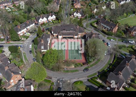 Harborne, Birmingham, Inghilterra, 15 aprile 2022. I tennisti del Moor Pool Tennis Club hanno apprezzato il caldo tempo solare delle festività natalizie mentre giocavano al campo che si trova al centro di una rotonda nel verdeggiante sobborgo di Harborne, Birmingham, il venerdì Santo. Credito: Interrompi stampa Media/Alamy Live News Foto Stock