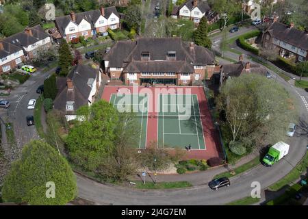 Harborne, Birmingham, Inghilterra, 15 aprile 2022. I tennisti del Moor Pool Tennis Club hanno apprezzato il caldo tempo solare delle festività natalizie mentre giocavano al campo che si trova al centro di una rotonda nel verdeggiante sobborgo di Harborne, Birmingham, il venerdì Santo. Credito: Interrompi stampa Media/Alamy Live News Foto Stock