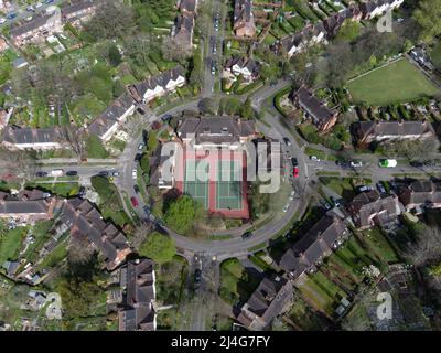 Harborne, Birmingham, Inghilterra, 15 aprile 2022. I tennisti del Moor Pool Tennis Club hanno apprezzato il caldo tempo solare delle festività natalizie mentre giocavano al campo che si trova al centro di una rotonda nel verdeggiante sobborgo di Harborne, Birmingham, il venerdì Santo. Credito: Interrompi stampa Media/Alamy Live News Foto Stock