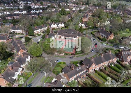 Harborne, Birmingham, Inghilterra, 15 aprile 2022. I tennisti del Moor Pool Tennis Club hanno apprezzato il caldo tempo solare delle festività natalizie mentre giocavano al campo che si trova al centro di una rotonda nel verdeggiante sobborgo di Harborne, Birmingham, il venerdì Santo. Credito: Interrompi stampa Media/Alamy Live News Foto Stock