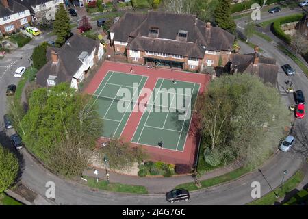 Harborne, Birmingham, Inghilterra, 15 aprile 2022. I tennisti del Moor Pool Tennis Club hanno apprezzato il caldo tempo solare delle festività natalizie mentre giocavano al campo che si trova al centro di una rotonda nel verdeggiante sobborgo di Harborne, Birmingham, il venerdì Santo. Credito: Interrompi stampa Media/Alamy Live News Foto Stock