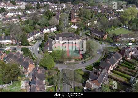 Harborne, Birmingham, Inghilterra, 15 aprile 2022. I tennisti del Moor Pool Tennis Club hanno apprezzato il caldo tempo solare delle festività natalizie mentre giocavano al campo che si trova al centro di una rotonda nel verdeggiante sobborgo di Harborne, Birmingham, il venerdì Santo. Credito: Interrompi stampa Media/Alamy Live News Foto Stock