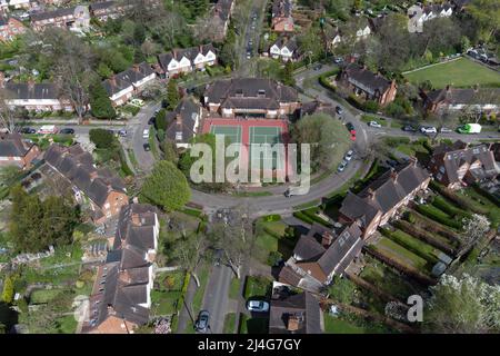 Harborne, Birmingham, Inghilterra, 15 aprile 2022. I tennisti del Moor Pool Tennis Club hanno apprezzato il caldo tempo solare delle festività natalizie mentre giocavano al campo che si trova al centro di una rotonda nel verdeggiante sobborgo di Harborne, Birmingham, il venerdì Santo. Credito: Interrompi stampa Media/Alamy Live News Foto Stock