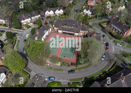 Harborne, Birmingham, Inghilterra, 15 aprile 2022. I tennisti del Moor Pool Tennis Club hanno apprezzato il caldo tempo solare delle festività natalizie mentre giocavano al campo che si trova al centro di una rotonda nel verdeggiante sobborgo di Harborne, Birmingham, il venerdì Santo. Credito: Interrompi stampa Media/Alamy Live News Foto Stock