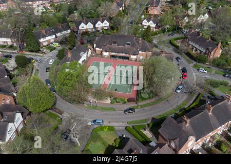 Harborne, Birmingham, Inghilterra, 15 aprile 2022. I tennisti del Moor Pool Tennis Club hanno apprezzato il caldo tempo solare delle festività natalizie mentre giocavano al campo che si trova al centro di una rotonda nel verdeggiante sobborgo di Harborne, Birmingham, il venerdì Santo. Credito: Interrompi stampa Media/Alamy Live News Foto Stock