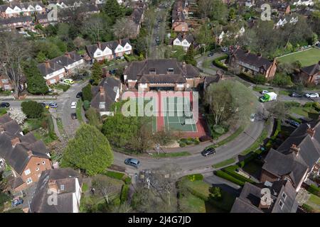 Harborne, Birmingham, Inghilterra, 15 aprile 2022. I tennisti del Moor Pool Tennis Club hanno apprezzato il caldo tempo solare delle festività natalizie mentre giocavano al campo che si trova al centro di una rotonda nel verdeggiante sobborgo di Harborne, Birmingham, il venerdì Santo. Credito: Interrompi stampa Media/Alamy Live News Foto Stock