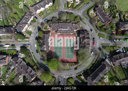 Harborne, Birmingham, Inghilterra, 15 aprile 2022. I tennisti del Moor Pool Tennis Club hanno apprezzato il caldo tempo solare delle festività natalizie mentre giocavano al campo che si trova al centro di una rotonda nel verdeggiante sobborgo di Harborne, Birmingham, il venerdì Santo. Credito: Interrompi stampa Media/Alamy Live News Foto Stock