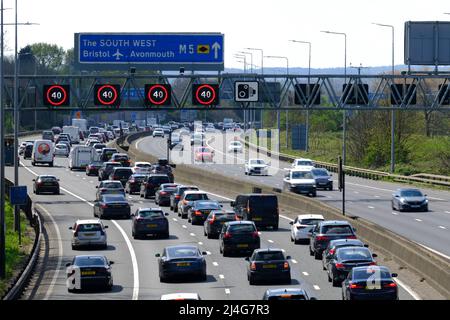 Bristol, Regno Unito. 15th Apr 2022. Tradizionale congestione delle vacanze di Pasqua sull'autostrada M5. Lo Staycationer si dirige a sud per la Pasqua Bank Holiday. Sul tratto gestito dell'autostrada M5 a Filton sono in vigore limitazioni di velocità dovute al volume di traffico che si dirige verso sud verso Devon e Cornovaglia. Credit: JMF News/Alamy Live News Foto Stock