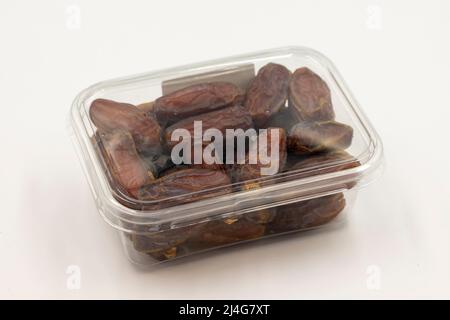 Frutta di data confezionata su sfondo bianco. Confezionato frutta di data o Medjoul per la vendita al mercato stalla. Primo piano Foto Stock