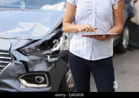 Registrazione dei danni all'auto dopo l'incidente. Foto Stock