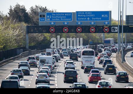 Egham, Surrey, Regno Unito. 15th aprile 2022. Come previsto, il M25 era già molto occupato a metà mattina oggi il Venerdì Santo tra gli svincoli 13 (Staines) e 12 (Thorpe), come le persone si dirigono in vacanza durante il week-end di Pasqua Bank Holiday. Credit: Maureen McLean/Alamy Live News Foto Stock