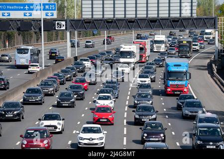 Egham, Surrey, Regno Unito. 15th aprile 2022. Come previsto, il M25 era già molto occupato a metà mattina oggi il Venerdì Santo tra gli svincoli 13 (Staines) e 12 (Thorpe), come le persone si dirigono in vacanza durante il week-end di Pasqua Bank Holiday. Credit: Maureen McLean/Alamy Live News Foto Stock