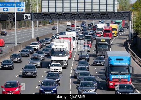 Egham, Surrey, Regno Unito. 15th aprile 2022. Come previsto, il M25 era già molto occupato a metà mattina oggi il Venerdì Santo tra gli svincoli 13 (Staines) e 12 (Thorpe), come le persone si dirigono in vacanza durante il week-end di Pasqua Bank Holiday. Credit: Maureen McLean/Alamy Live News Foto Stock