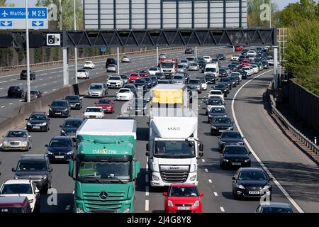 Egham, Surrey, Regno Unito. 15th aprile 2022. Come previsto, il M25 era già molto occupato a metà mattina oggi il Venerdì Santo tra gli svincoli 13 (Staines) e 12 (Thorpe), come le persone si dirigono in vacanza durante il week-end di Pasqua Bank Holiday. Credit: Maureen McLean/Alamy Live News Foto Stock