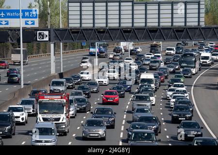 Egham, Surrey, Regno Unito. 15th aprile 2022. Come previsto, il M25 era già molto occupato a metà mattina oggi il Venerdì Santo tra gli svincoli 13 (Staines) e 12 (Thorpe), come le persone si dirigono in vacanza durante il week-end di Pasqua Bank Holiday. Credit: Maureen McLean/Alamy Live News Foto Stock