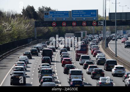 Egham, Surrey, Regno Unito. 15th aprile 2022. Come previsto, il M25 era già molto occupato a metà mattina oggi il Venerdì Santo tra gli svincoli 13 (Staines) e 12 (Thorpe), come le persone si dirigono in vacanza durante il week-end di Pasqua Bank Holiday. Credit: Maureen McLean/Alamy Live News Foto Stock