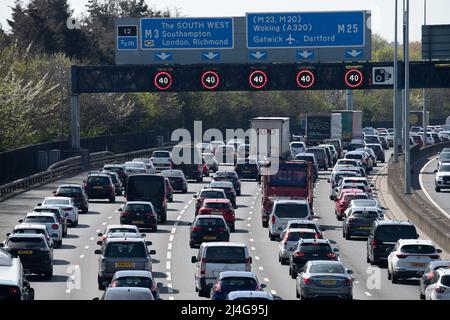 Egham, Surrey, Regno Unito. 15th aprile 2022. Come previsto, il M25 era già molto occupato a metà mattina oggi il Venerdì Santo tra gli svincoli 13 (Staines) e 12 (Thorpe), come le persone si dirigono in vacanza durante il week-end di Pasqua Bank Holiday. Credit: Maureen McLean/Alamy Live News Foto Stock