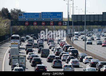 Egham, Surrey, Regno Unito. 15th aprile 2022. Come previsto, il M25 era già molto occupato a metà mattina oggi il Venerdì Santo tra gli svincoli 13 (Staines) e 12 (Thorpe), come le persone si dirigono in vacanza durante il week-end di Pasqua Bank Holiday. Credit: Maureen McLean/Alamy Live News Foto Stock