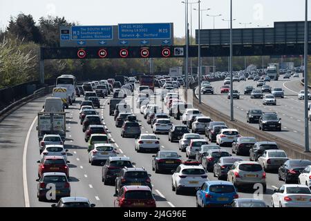 Egham, Surrey, Regno Unito. 15th aprile 2022. Come previsto, il M25 era già molto occupato a metà mattina oggi il Venerdì Santo tra gli svincoli 13 (Staines) e 12 (Thorpe), come le persone si dirigono in vacanza durante il week-end di Pasqua Bank Holiday. Credit: Maureen McLean/Alamy Live News Foto Stock