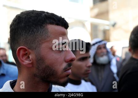 (220415) -- JENIN, 15 aprile 2022 (Xinhua) -- un lutto relativo durante il funerale del giovane palestinese Shawkat Kamal Abed, che è morto delle sue ferite subite durante gli scontri con le forze israeliane un giorno prima, nella città di Jenin, in Cisgiordania, il 15 aprile 2022. (Foto di Ayman Nobani/Xinhua) Foto Stock