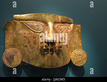 Maschera d'oro Sican, Tomba i Huaca loro, Batan Grande Peru, Museo delle Belle Arti di Houston Foto Stock