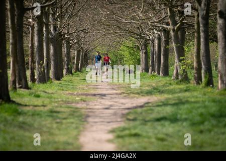 I visitatori del Wanstead Park, nel nord-est di Londra, potranno godersi il tempo del Venerdì Santo, che fino ad ora è il giorno più caldo dell'anno. Data foto: Venerdì 15 aprile 2022. Foto Stock