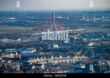 Vista su Düsseldorf, distretto Volmerswerth, Ponte Fleher, ponti autostradali del A46 sul Reno, NRW, Germania, Foto Stock